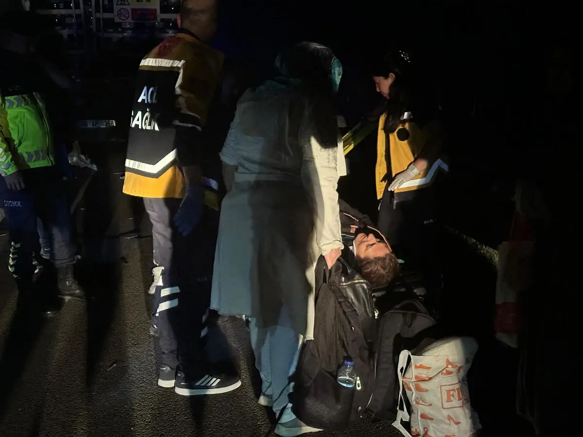 boluda-minibus-tup-yuklu-kamyona-carpti-16-yarali-PYQy8Rck.jpg
