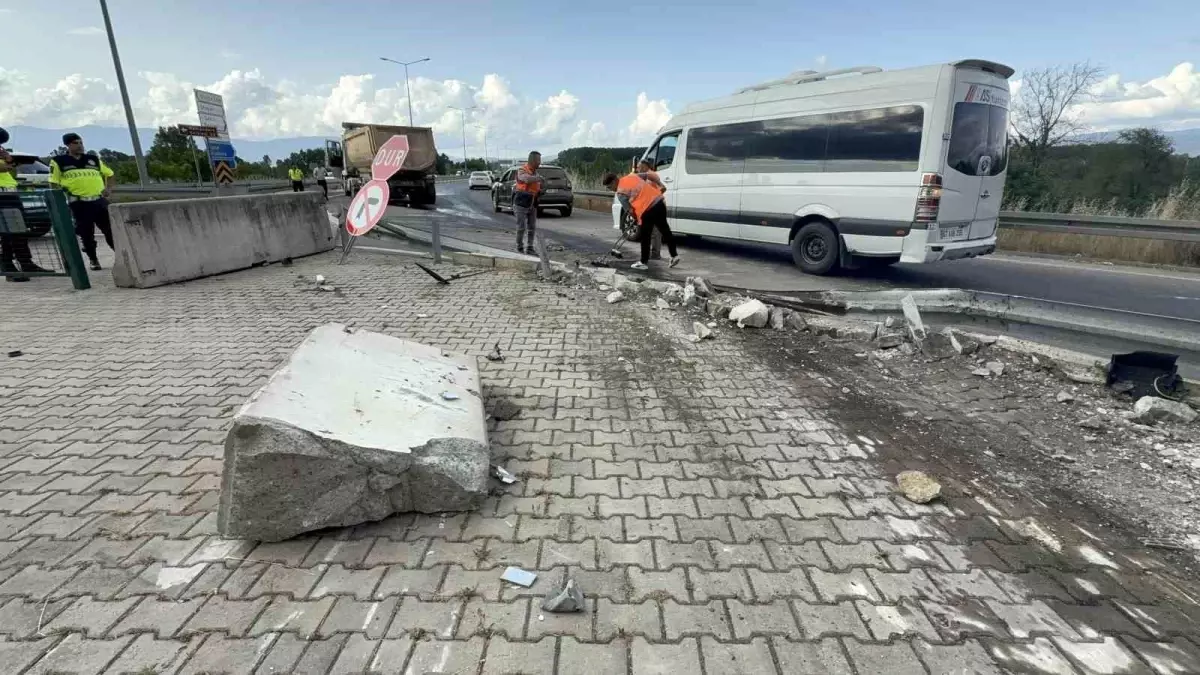 duzcede-insaat-atigi-tasiyan-tir-kazasi-sHfmuRj8.jpg
