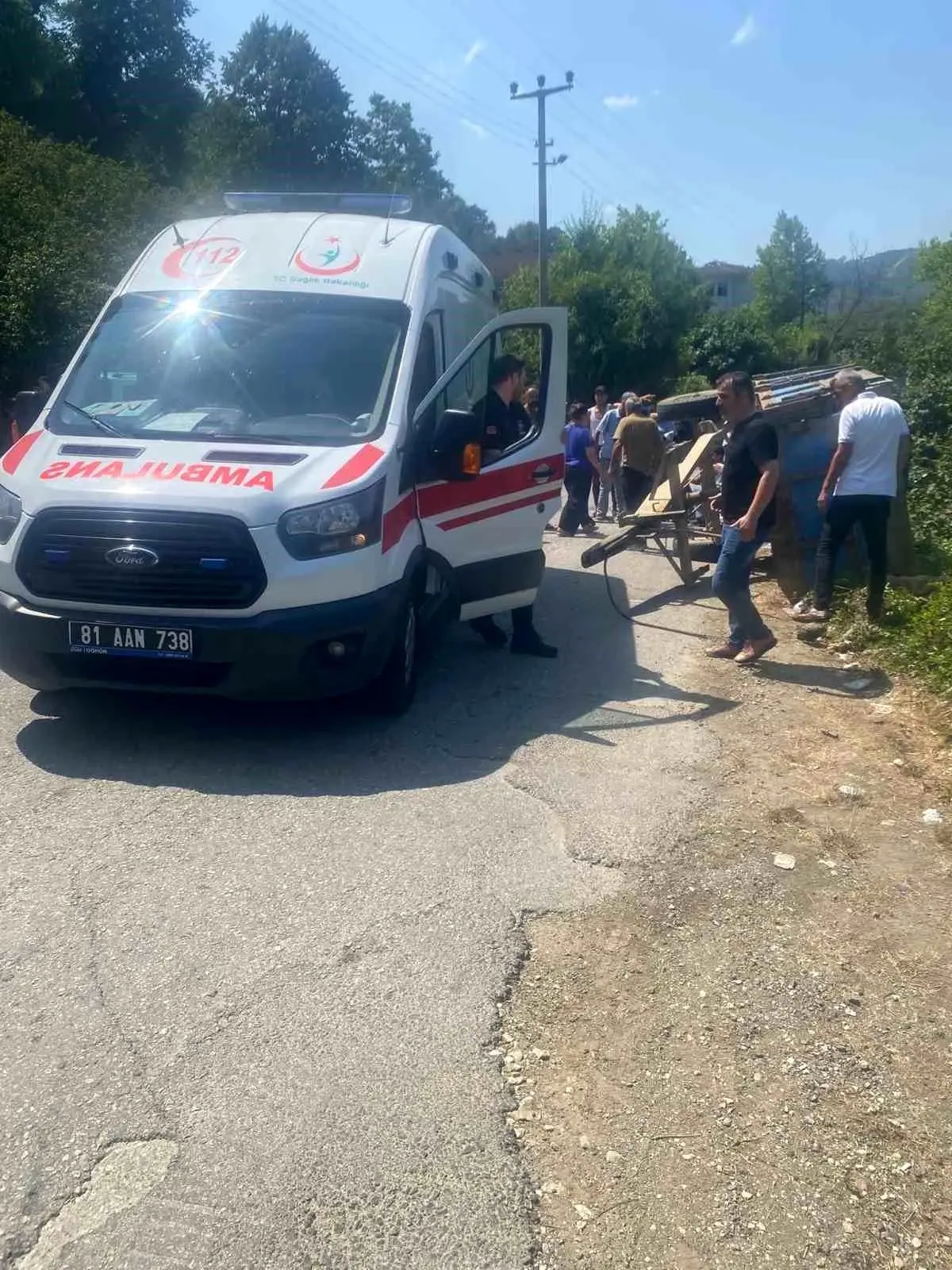 duzcede-findik-calisanlarini-tasiyan-traktor-devrildi-8-yarali-2Agq6FUj.jpg