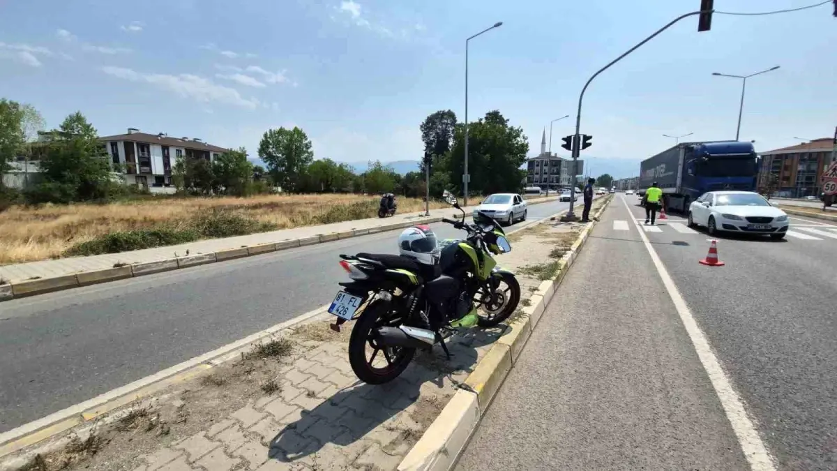 duzcede-motosiklet-trafik-kazasi-iki-sofor-yaralandi-rz2IIUwP.jpg