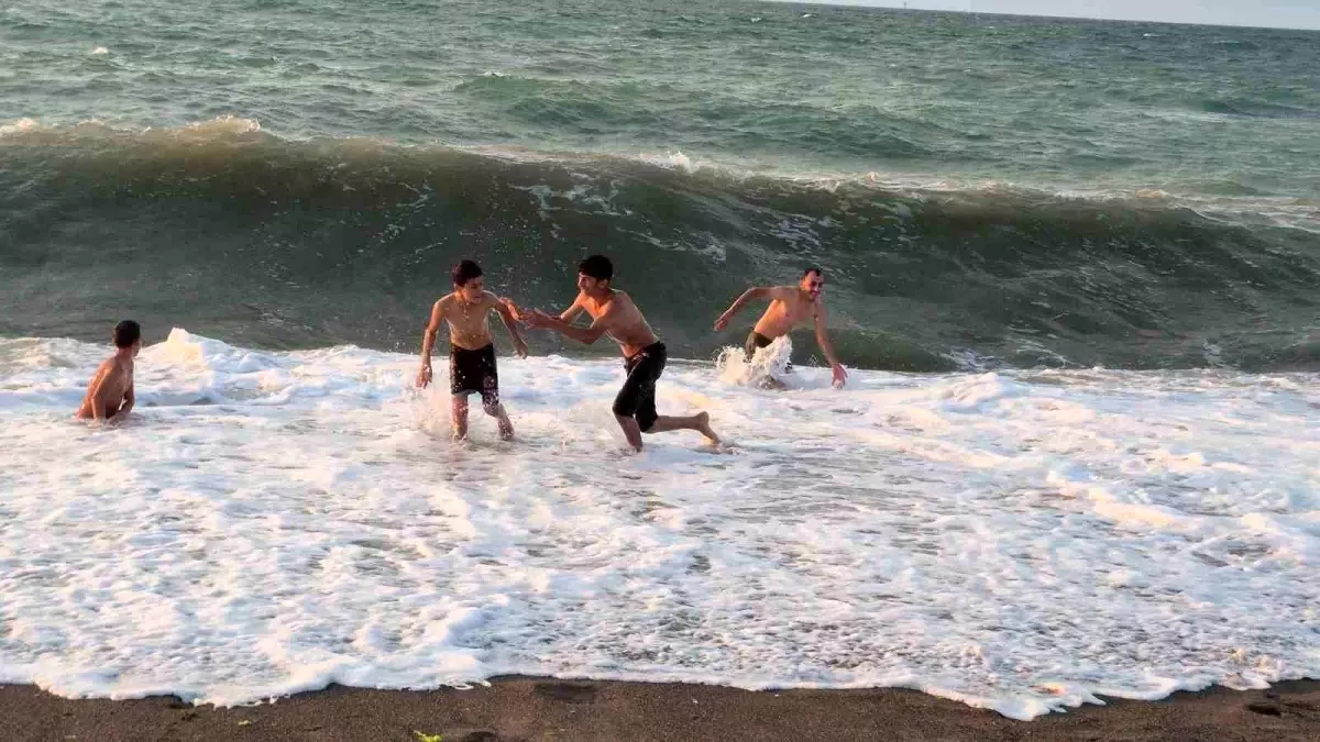 mardinden-duzceye-tatil-dalgali-denizle-serinleyen-atilmis-ailesi-9FQJcTLZ.jpg