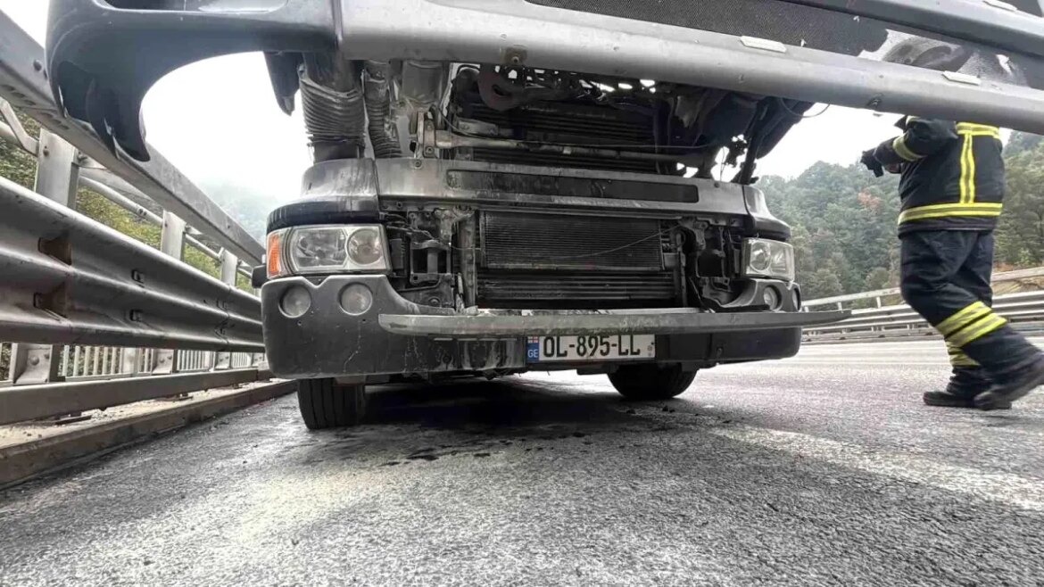 bolu-dagi-tunelinde-mobilya-yuklu-kamyonda-yangin-cikti-JVSIXlN8.jpg