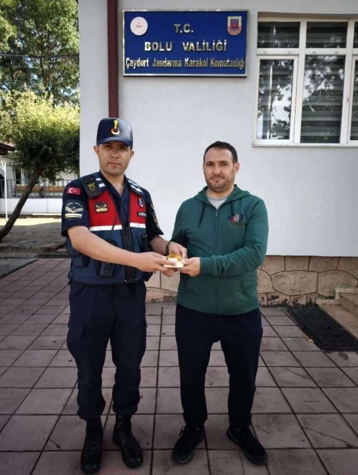 boluda-bulunan-cantadaki-205-bin-lira-kiymetindeki-ziynet-esyasi-sahibine-ulastirildi-dtOutLw4.jpg