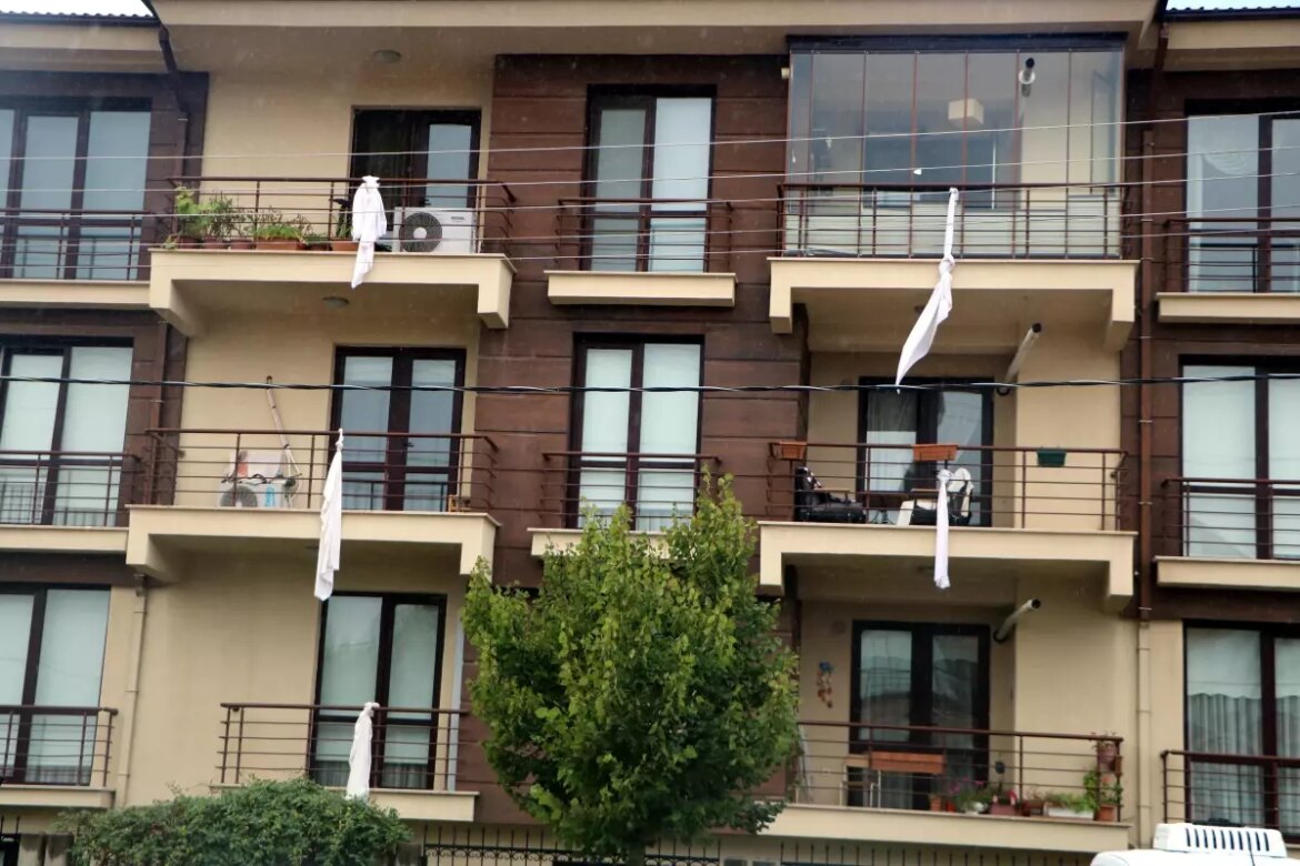 boluda-kartalkaya-yangini-icin-beyaz-carsafli-anma-l6jirBbM.jpg