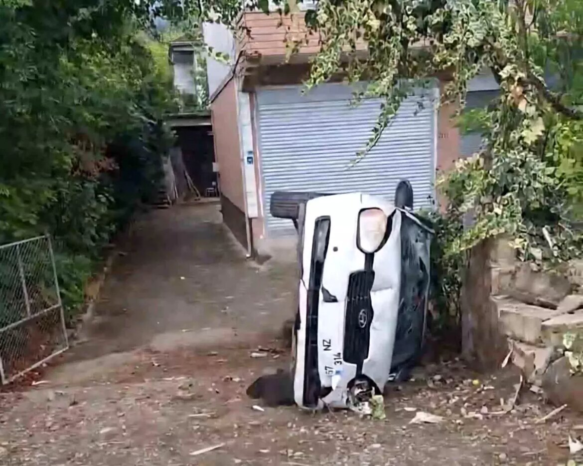 devrekte-trafik-kazasi-sofor-yara-almadan-kurtuldu-9TPY4adi.jpg