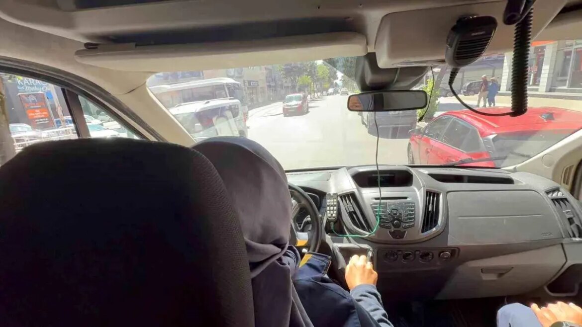 duzcede-soforlerden-manali-davranis-ambulansa-fermuar-proseduruyle-yol-verildi-yW7jJFcy.jpg