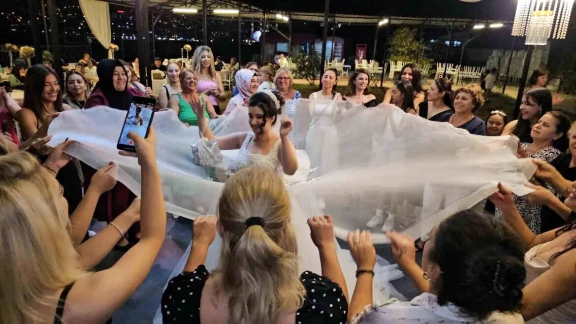 ozel-ihtiyacli-kizin-hayali-gerceklesti-temsili-dugun-tertibi-cLaw3Sz5.jpg