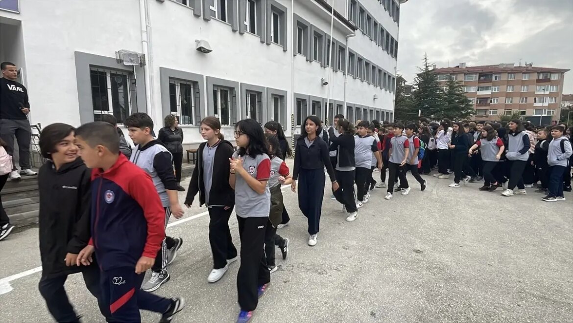 sakarya-ve-etraf-vilayetlerde-ogrenciler-yaz-tatilinin-akabinde-okullarina-kavustu-QPEbjDyz.jpg