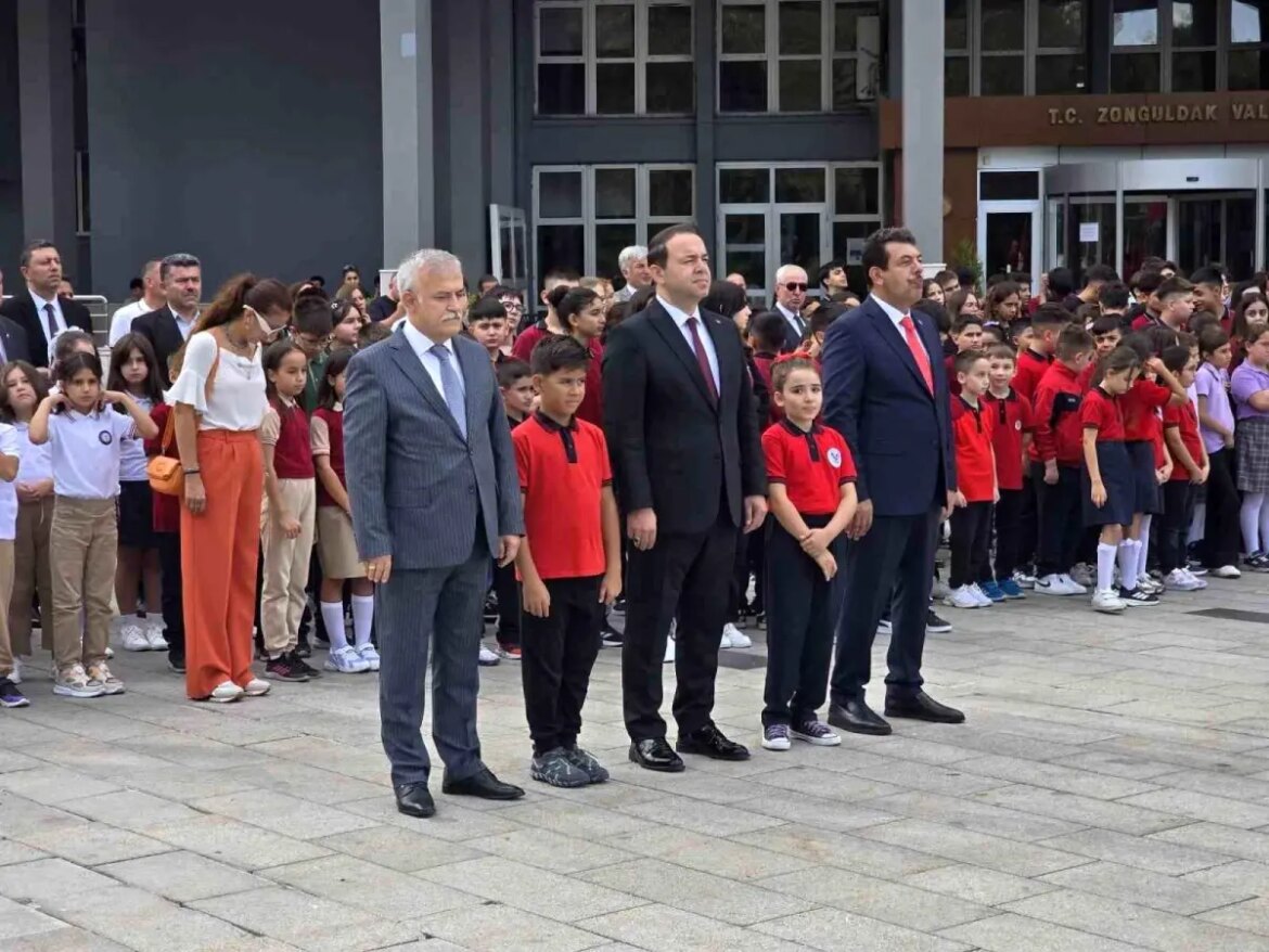 zonguldakta-egitim-ogretim-yili-icin-celenk-sunma-merasimi-duzenlendi-k2vtMcYw.jpg